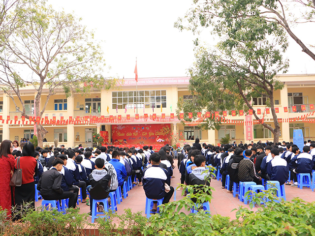 Trao yêu thương, mang xuân đến với học sinh có hoàn cảnh khó khăn