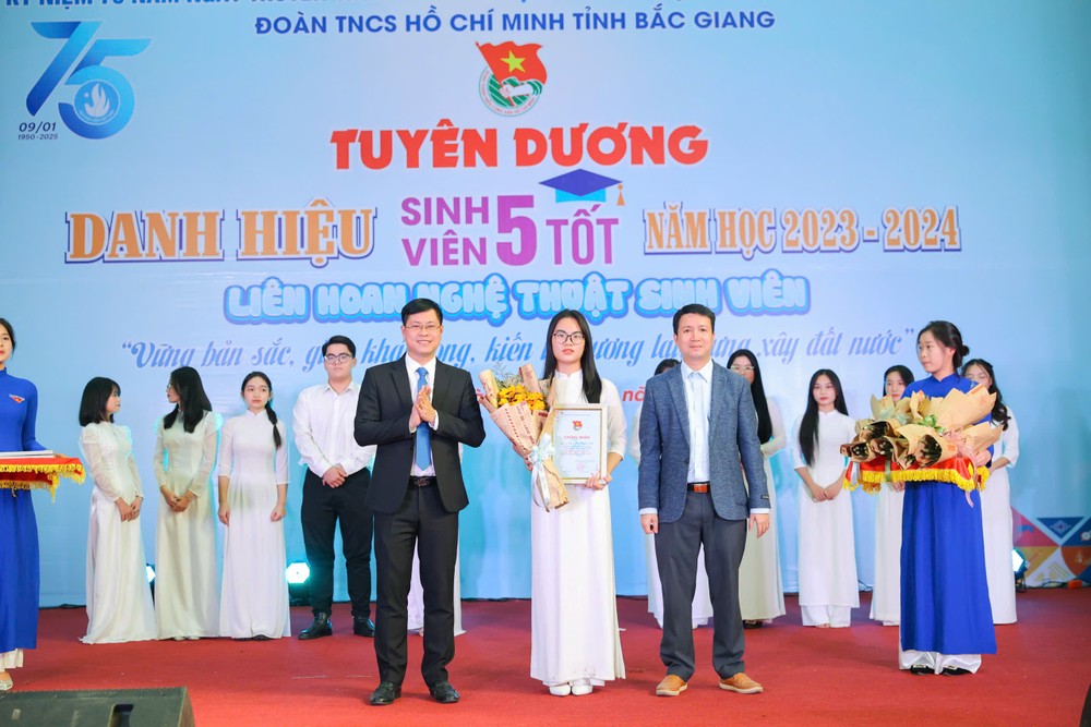 Nữ sinh Bắc Giang nhiệt huyết với công tác Đoàn và xuất sắc trong nghiên cứu khoa học